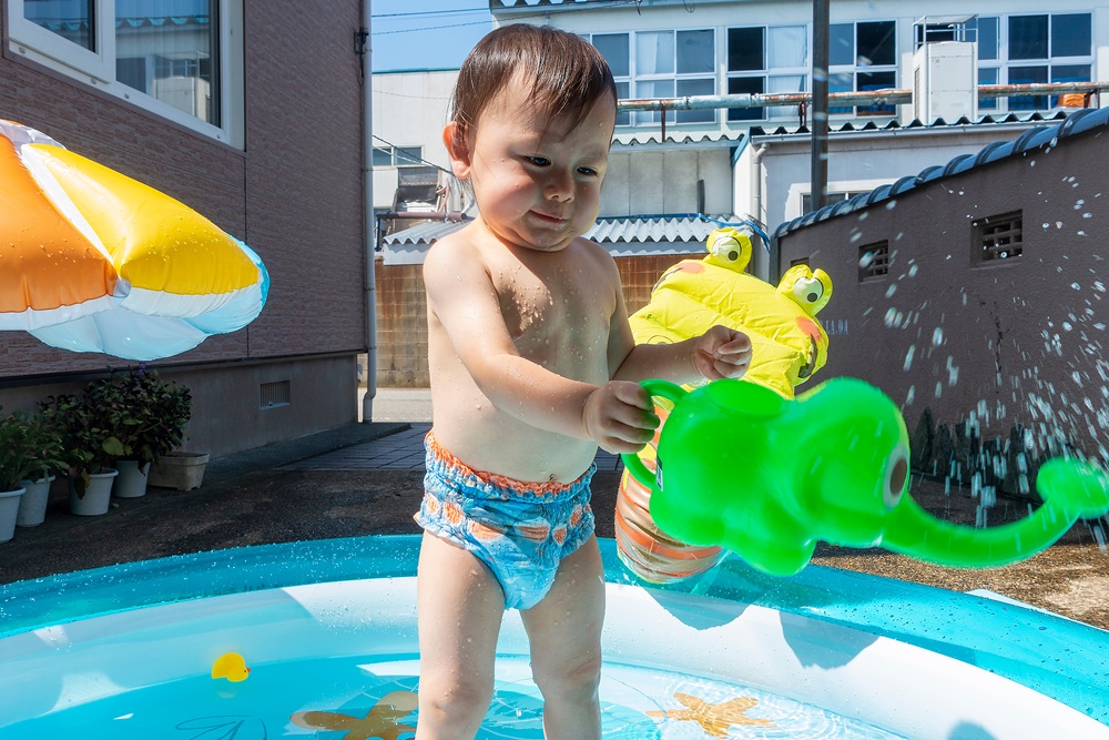 保育に水遊びを取り入れる際のポイントと乳幼児別の水遊びのアイデアを紹介