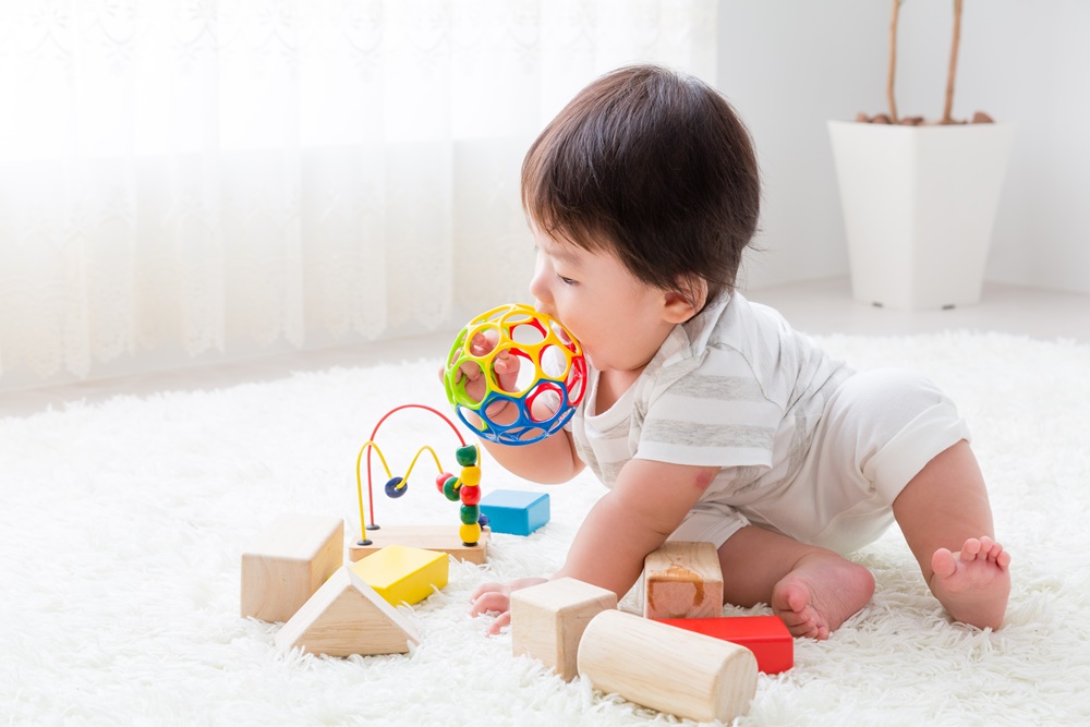 0歳児の保育でおすすめの室内遊び9選！0歳児の遊びの狙いや注意点にはどんなものがある？